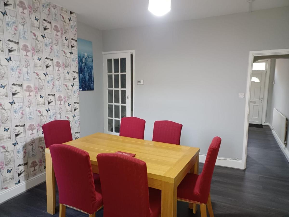 Pearson House - Huku Kwetu 3 Bedroom End Of Terrance House - Family And Business Group Self Catering Accommodation -Huku Kwetu Nottingham Kültér fotó